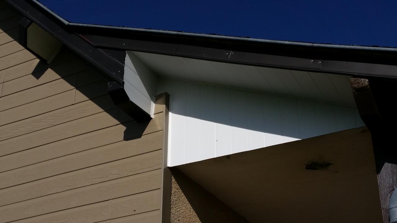 Détail habillage d'avant toit PVC et zinc