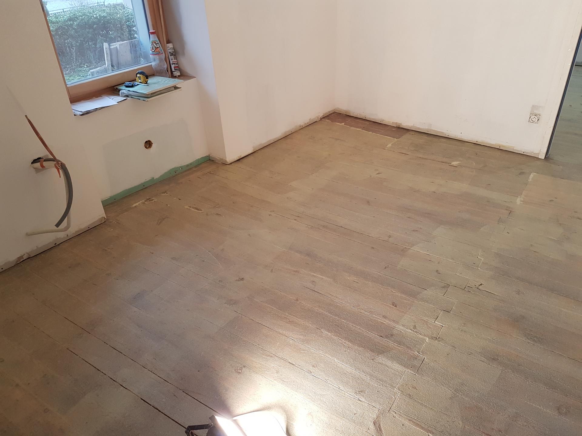 Préparation avant ragréage parquet